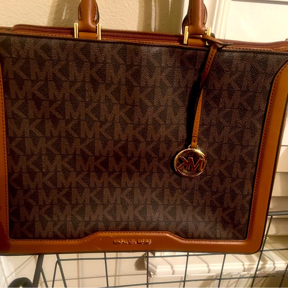 MK purse like new. - Picture 3 of 5